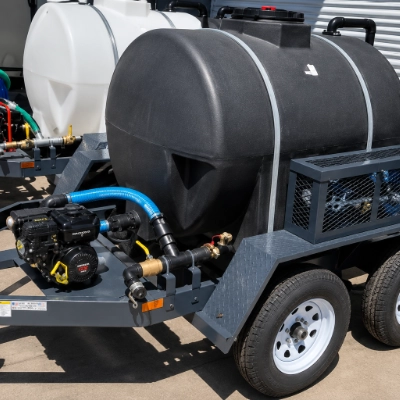 Towable water bowser tank with rear spray bar for jobsite water supply