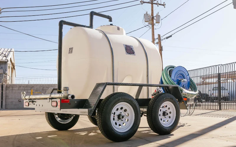 Small-capacity water trailer for baseball infield spot watering
