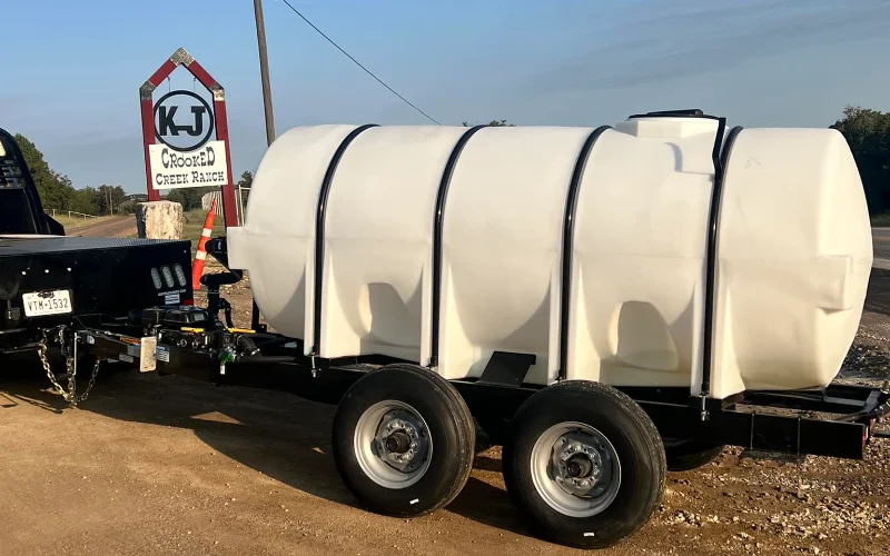 Mid-capacity water trailer for multi-field athletic field spot watering