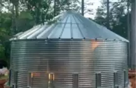 Corrugated steel tank with a roof