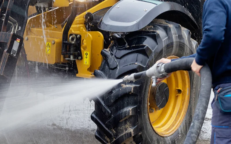 Water trailer for equipment washdown